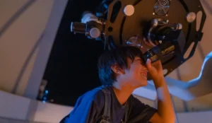 望遠鏡を覗く少年