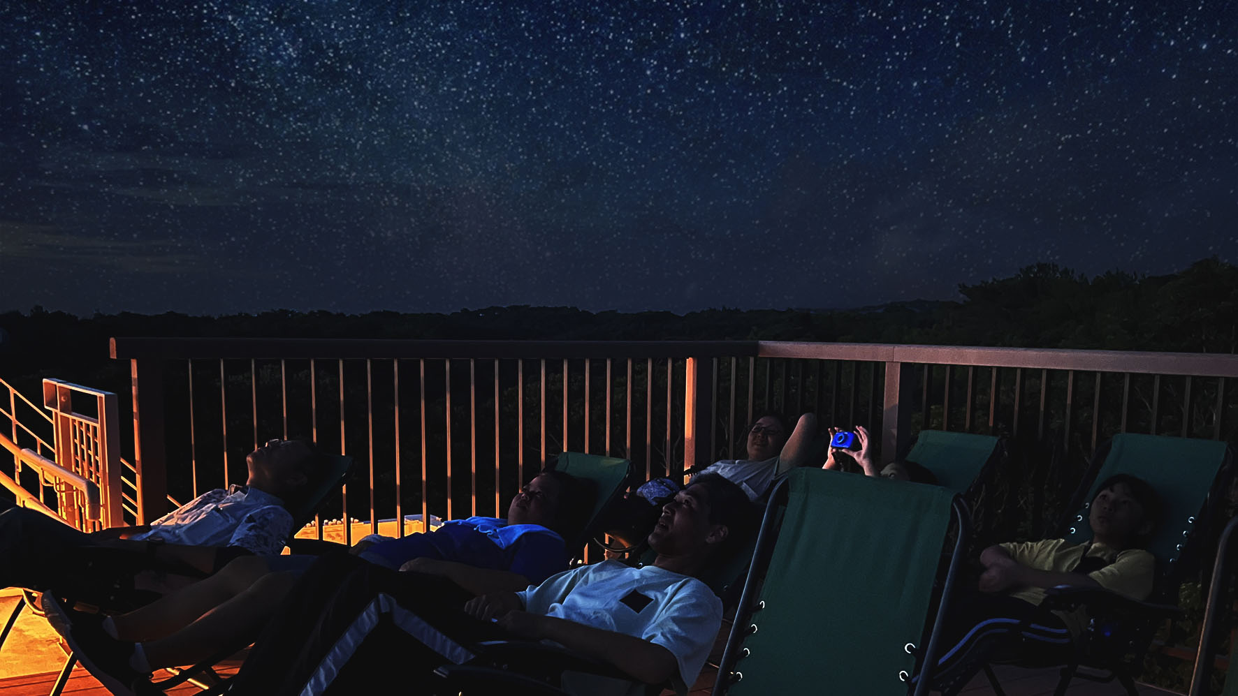 星見台でリクライニングシートに寝そべりながら、星空を見上げます。
